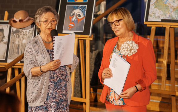 Na zdjęciu seniorki podczas warsztatów edukacyjnych w teatrze