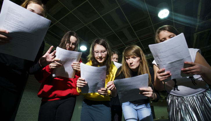 Na zdjęciu młodzież podczas zajęć edukacyjnych w Teatrze Polskim