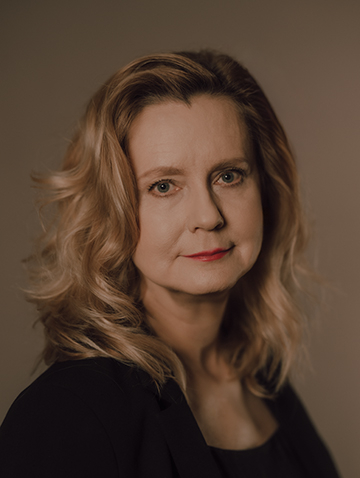  Na czarno białym zdjęciu portretowym aktorka Marta Alaborska