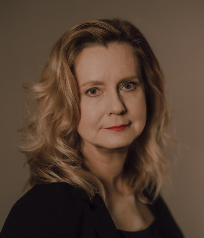  Na czarno białym zdjęciu portretowym aktorka Marta Alaborska