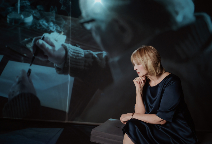 Na zdjęciu Grażyna Barszczewska w spektaklu Kochany, najukochańszy