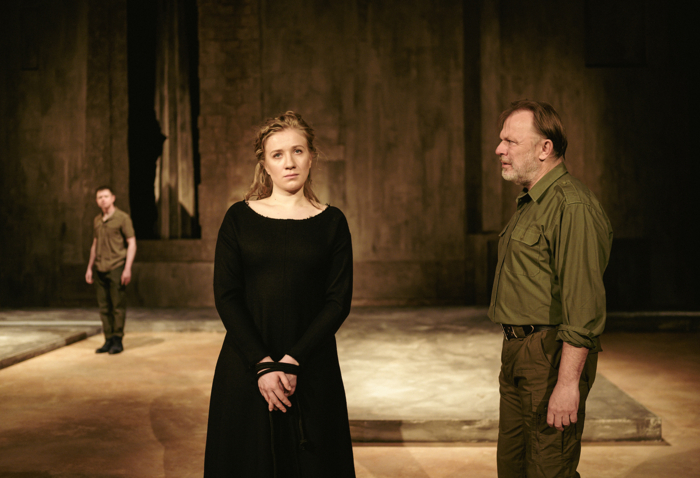 Na zdjęciu aktorka Katarzyna Lis w spektaklu Antygona