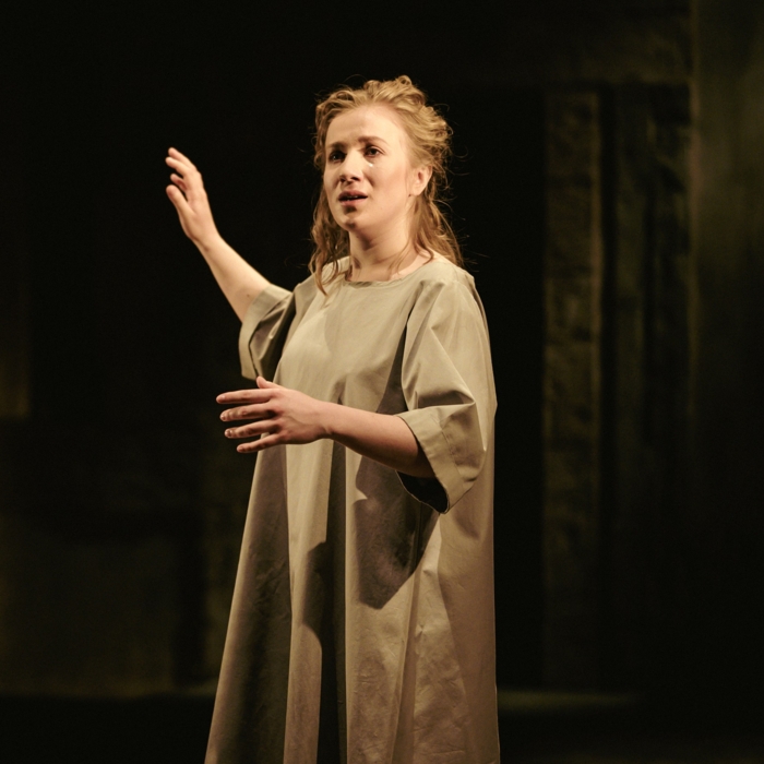 Na zdjęciu aktorka Katarzyna Lis w spektaklu Antygona