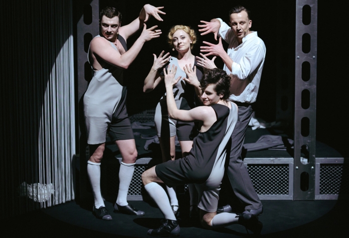 Na zdjęciu aktorzy Jakub Kordas, Dorota Bzdyla, Michał Kurek, Modest Ruciński w dekoracji do spektaklu Charków Charków.