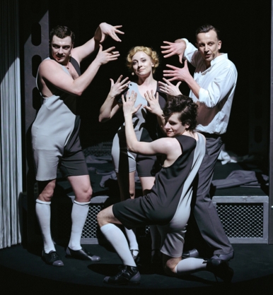 Na zdjęciu aktorzy Jakub Kordas, Dorota Bzdyla, Michał Kurek, Modest Ruciński w dekoracji do spektaklu Charków Charków.