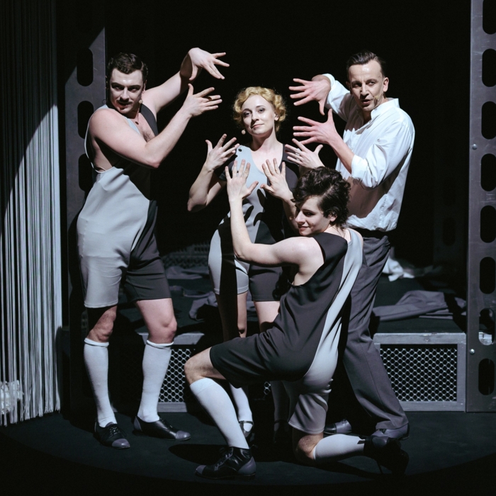 Na zdjęciu aktorzy Jakub Kordas, Dorota Bzdyla, Michał Kurek, Modest Ruciński w dekoracji do spektaklu Charków Charków.