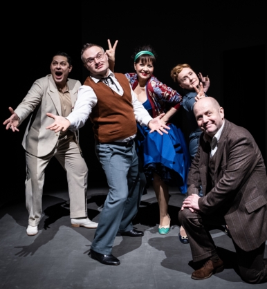 Na zdjęciu aktorzy w spektaklu Czekoladki dla Prezesa