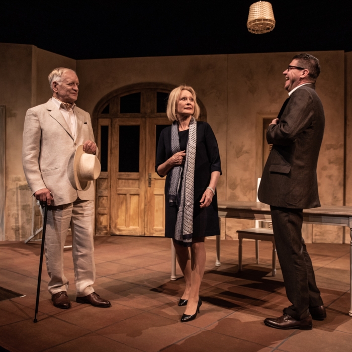 Na zdjęciu aktorzy Andrzej Seweryn, Grażyna Barszczewska, Wojciech Malajkat w spektaklu Deprawator.