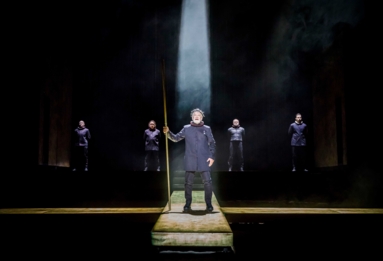 Na zdjęciu Andrzej Seweryn w spektaklu Historia Henryka Czwartego