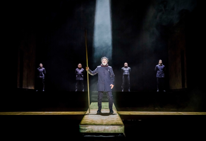 Na zdjęciu Andrzej Seweryn w spektaklu Historia Henryka Czwartego