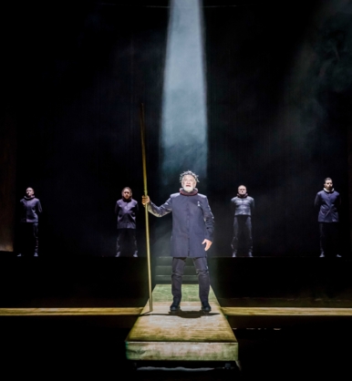 Na zdjęciu Andrzej Seweryn w spektaklu Historia Henryka Czwartego