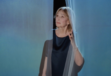 Na zdjęciu Grażyna Barszczewska w spektaklu Kochany, najukochańszy