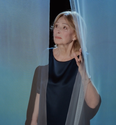 Na zdjęciu Grażyna Barszczewska w spektaklu Kochany, najukochańszy