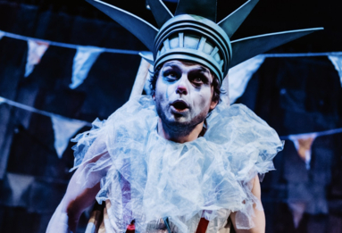 Na zdjęciu aktor Maksymilian Rogacki w spektaklu Przygody Koziołka Matołka