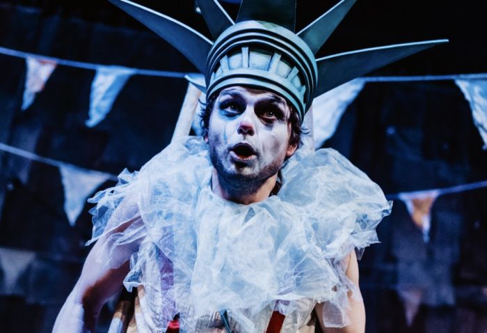 Na zdjęciu aktor Maksymilian Rogacki w spektaklu Przygody Koziołka Matołka