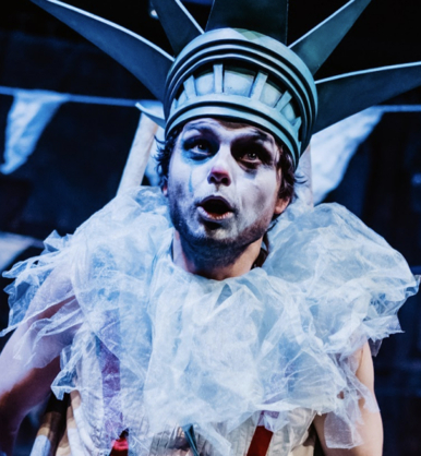 Na zdjęciu aktor Maksymilian Rogacki w spektaklu Przygody Koziołka Matołka