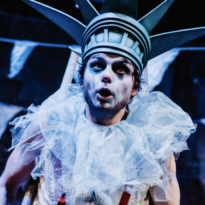 Na zdjęciu aktor Maksymilian Rogacki w spektaklu Przygody Koziołka Matołka