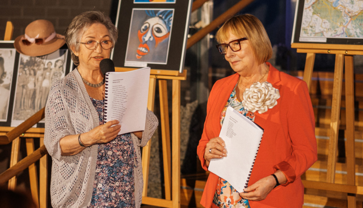 Na zdjęciu seniorki podczas warsztatów edukacyjnych w teatrze