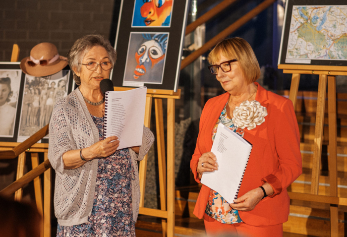 Na zdjęciu seniorki podczas warsztatów edukacyjnych w teatrze