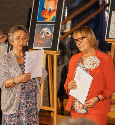 Na zdjęciu seniorki podczas warsztatów edukacyjnych w teatrze