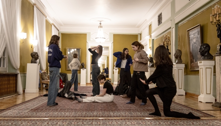 na zdjęciu młodzież podczas warsztatów edukacyjnych we foyer dużej sceny teatru polskiego