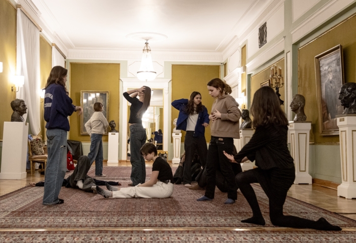 na zdjęciu młodzież podczas warsztatów edukacyjnych we foyer dużej sceny teatru polskiego