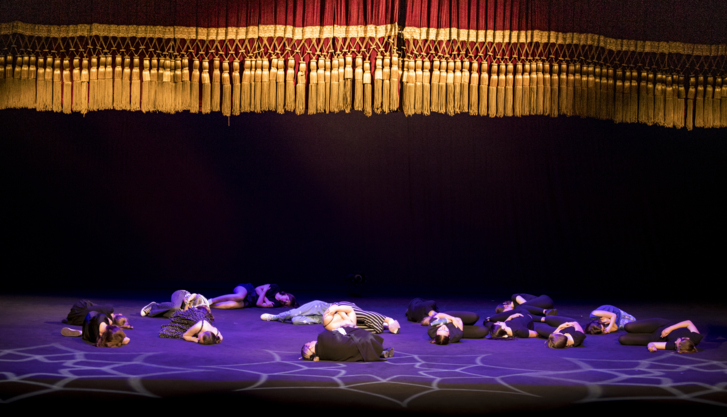 Na zdjęciu fragment kurtyny na dużej scenie teatru oraz aktorzy leżący na scenie