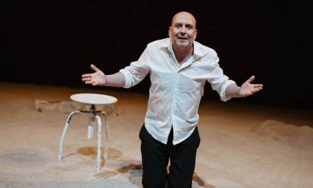 Na zdjęciu aktor Sławomir Grzymkowski w spektaklu Prime Time