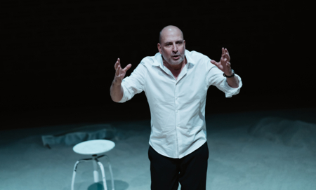 Na zdjęciu muzyk Robert Siwak w spektaklu Prime Time