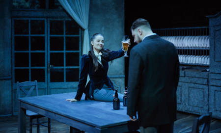 Na zdjęciu aktorzy w spektaklu Panna Julie