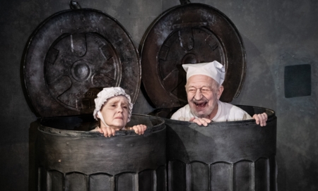 Na zdjęciu aktorzy w spektaklu Końcówka