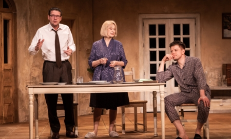 Na zdjęciu aktorzy w spektaklu Deprawator