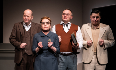 Na zdjęciu aktorzy w spektaklu Czekoladki dla Prezesa