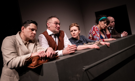 Na zdjęciu aktorzy w spektaklu Czekoladki dla Prezesa