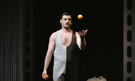 Na zdjęciu aktorzy w spektaklu Charków Charków