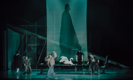 Na zdjęciu aktorzy w spektaklu Opowieść wigilijna