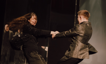 Na zdjęciu aktorzy w spektaklu Opowieść wigilijna