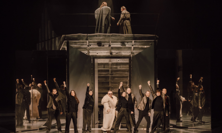 Na zdjęciu aktorzy w spektaklu Opowieść wigilijna