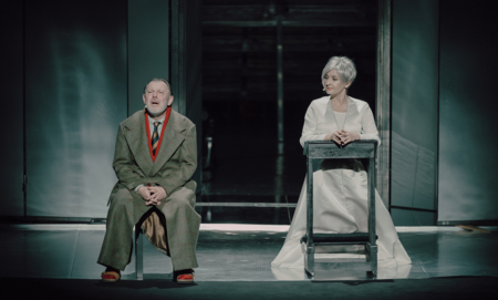 Na zdjęciu aktorzy w spektaklu Opowieść wigilijna