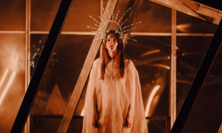 Na zdjęciu aktorzy w spektaklu Opowieść wigilijna