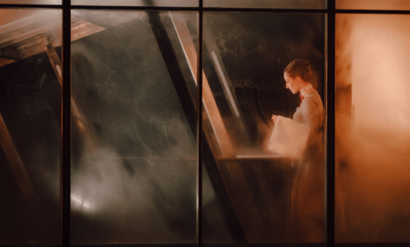 Na zdjęciu aktorzy w spektaklu Opowieść wigilijna