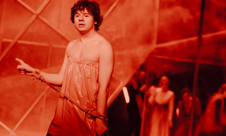 Na zdjęciu aktorzy w spektaklu Opowieść wigilijna