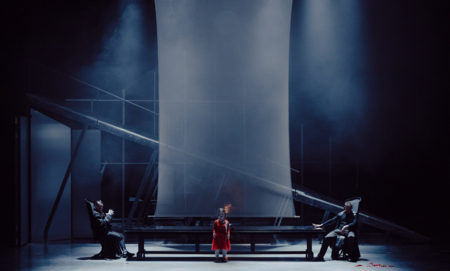 Na zdjęciu aktorzy w spektaklu Opowieść wigilijna