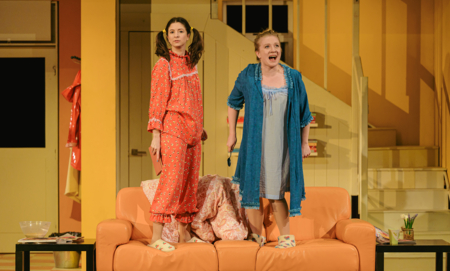 Na zdjęciu aktorzy w scenografii spektaklu Śluby panieńskie Aleksandra Fredry