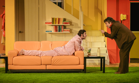 Na zdjęciu aktorzy w scenografii spektaklu Śluby panieńskie Aleksandra Fredry