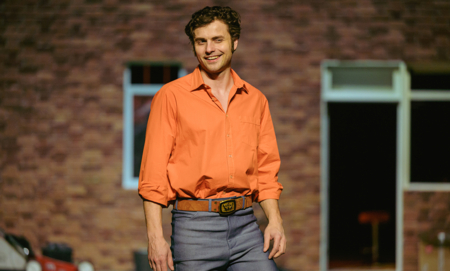 Na zdjęciu aktor w scenografii spektaklu Śluby panieńskie Aleksandra Fredry