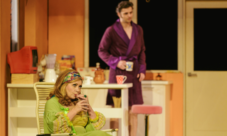 Na zdjęciu aktorzy w scenografii spektaklu Śluby panieńskie Aleksandra Fredry