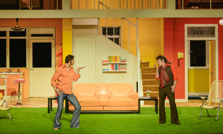 Na zdjęciu aktorzy w scenografii spektaklu Śluby panieńskie Aleksandra Fredry