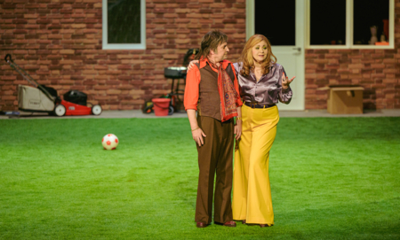 Na zdjęciu aktorzy w scenografii spektaklu Śluby panieńskie Aleksandra Fredry