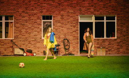 Na zdjęciu aktorzy w scenografii spektaklu Śluby panieńskie Aleksandra Fredry